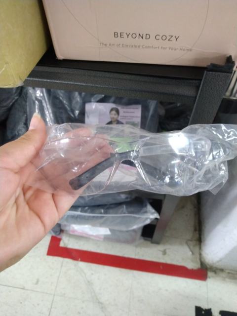 Protective eyeglasses